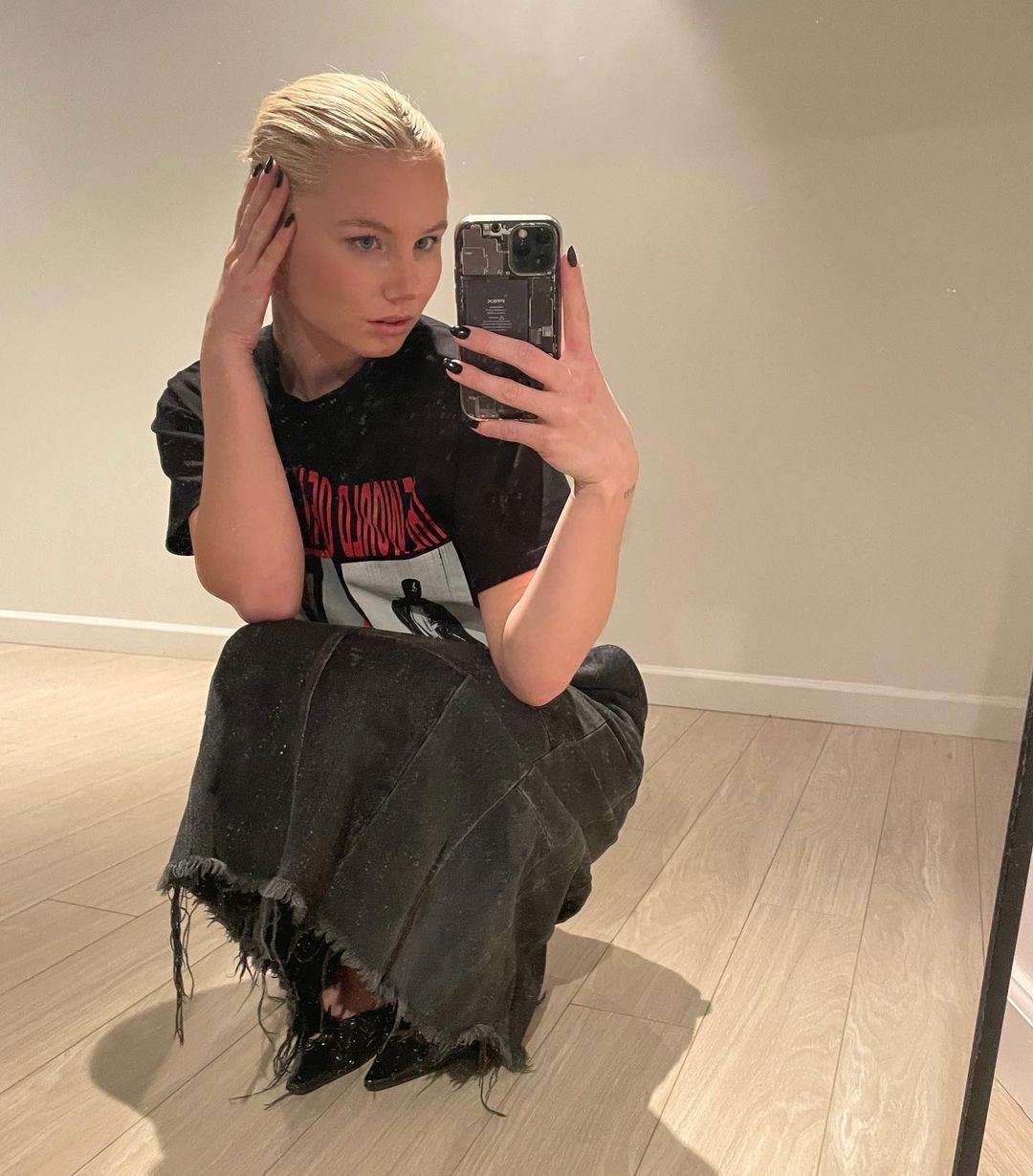 Monica Corgan mirror selfie