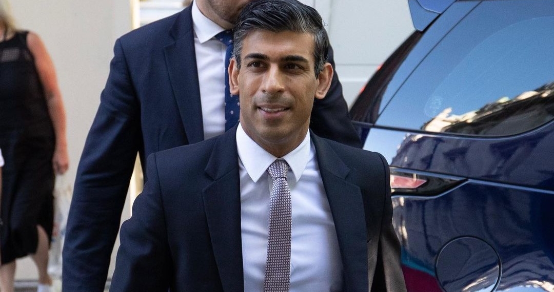 Rishi Sunak in a suit and tie