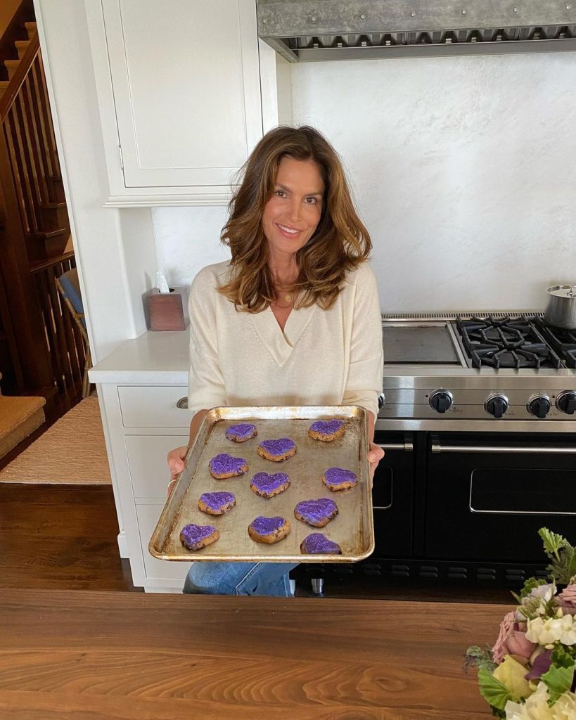 Cindy Crawford baking cup cakes