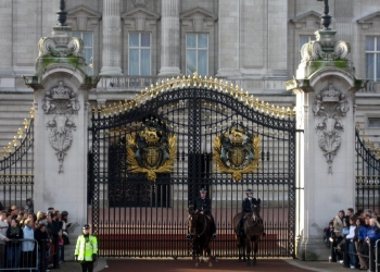 Queen’s coffin arrives at Buckingham palace for the last time