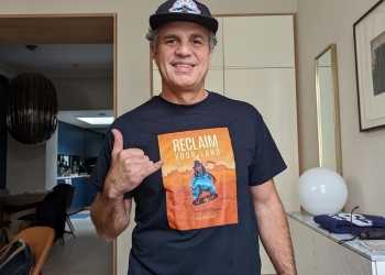 Belle Noche Ruffalo father Mark Ruffalo posing for a photo