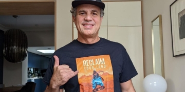 Belle Noche Ruffalo father Mark Ruffalo posing for a photo