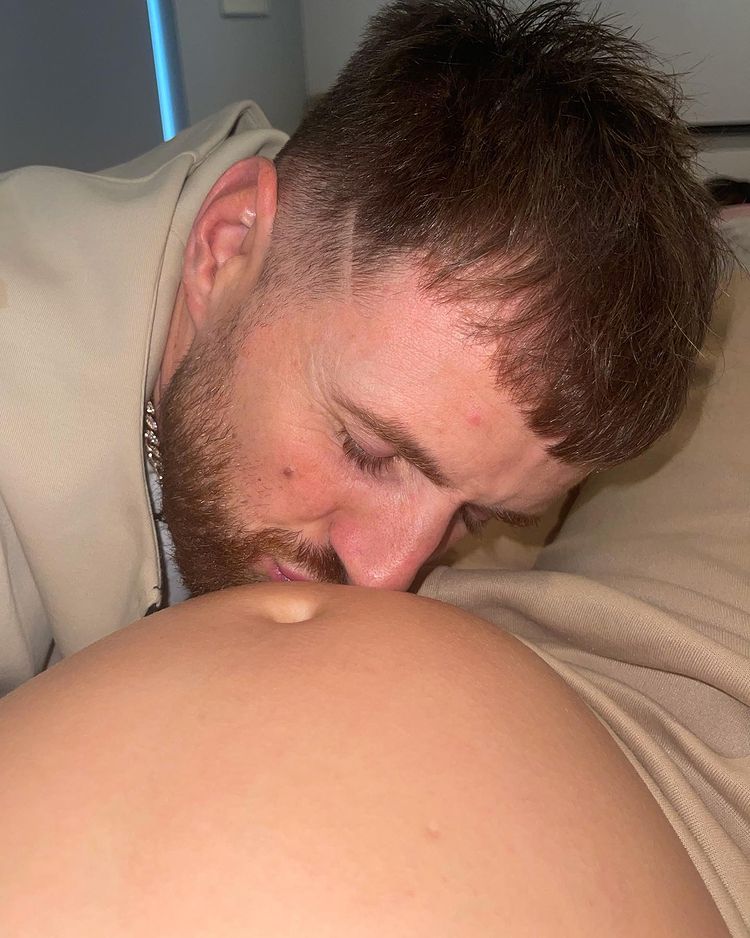 kristen Hanby kissing pregnant belly