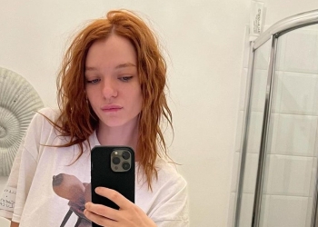 Esmé Creed-Miles mirror selfie