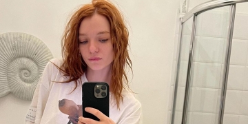 Esmé Creed-Miles mirror selfie